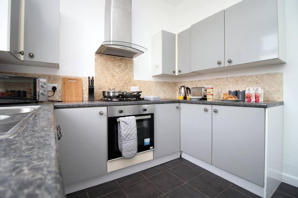 Holiday House For 7 Guests, Free Wi-Fi & Self Check-In Explore Newport Villa Exterior foto