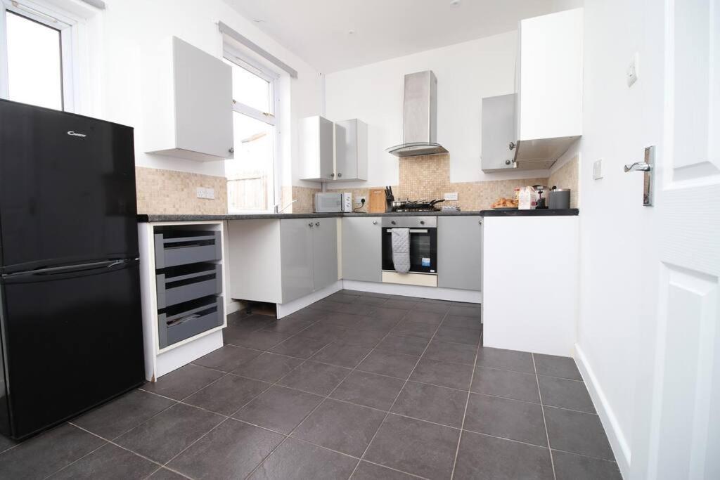 Holiday House For 7 Guests, Free Wi-Fi & Self Check-In Explore Newport Villa Exterior foto