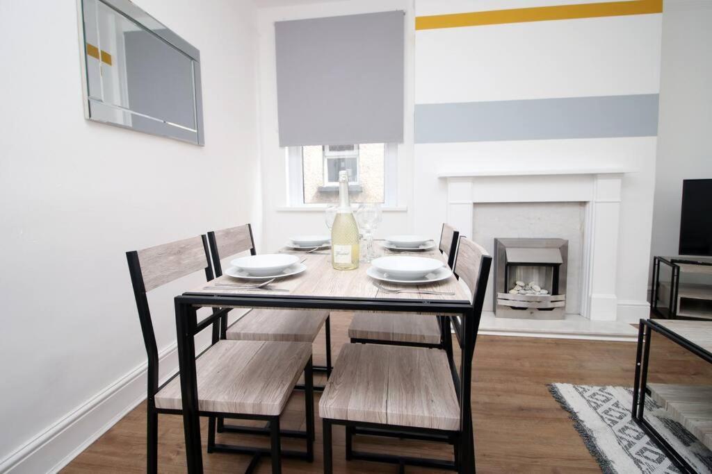 Holiday House For 7 Guests, Free Wi-Fi & Self Check-In Explore Newport Villa Exterior foto