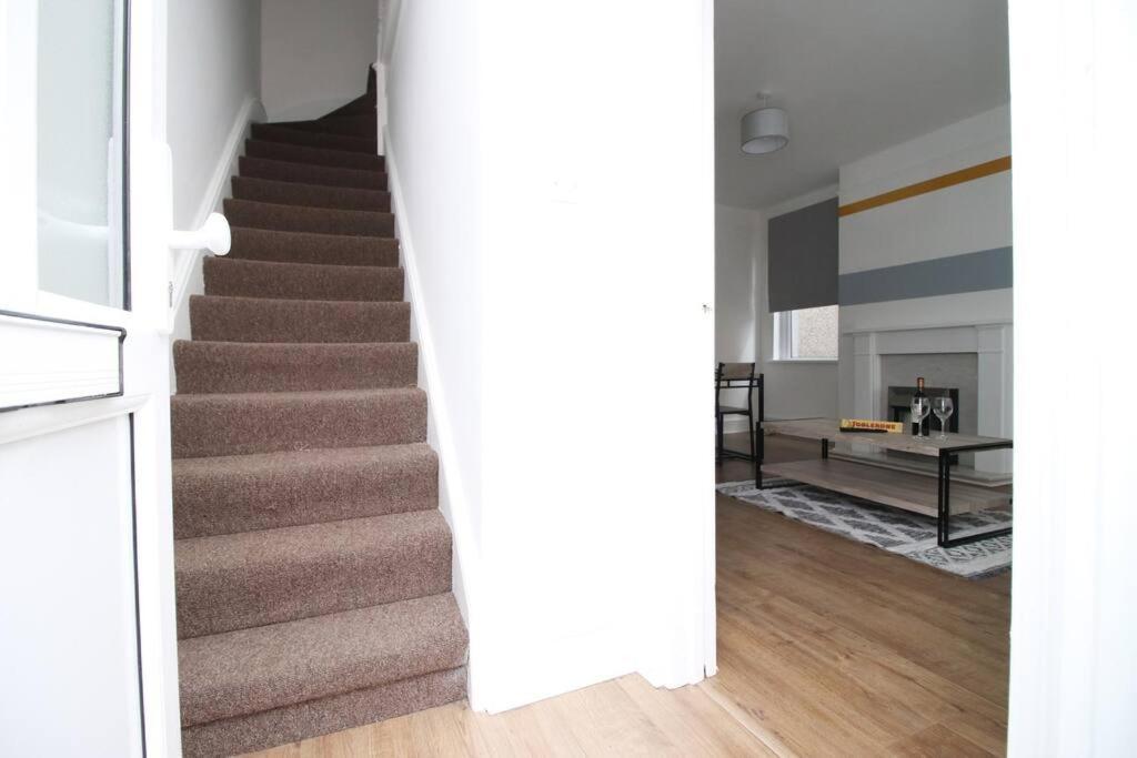 Holiday House For 7 Guests, Free Wi-Fi & Self Check-In Explore Newport Villa Exterior foto