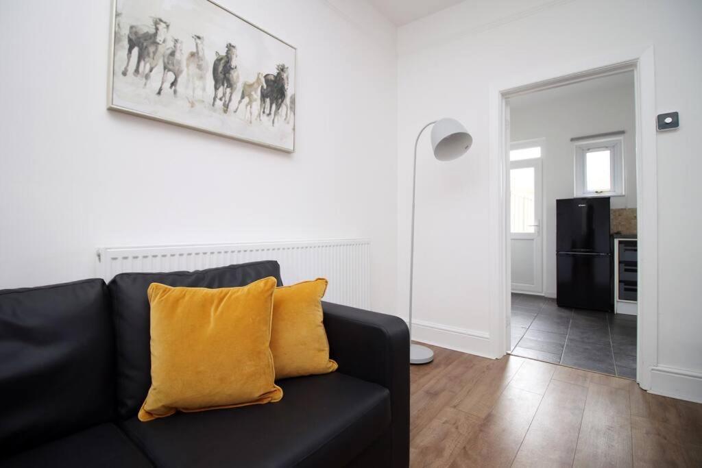 Holiday House For 7 Guests, Free Wi-Fi & Self Check-In Explore Newport Villa Exterior foto