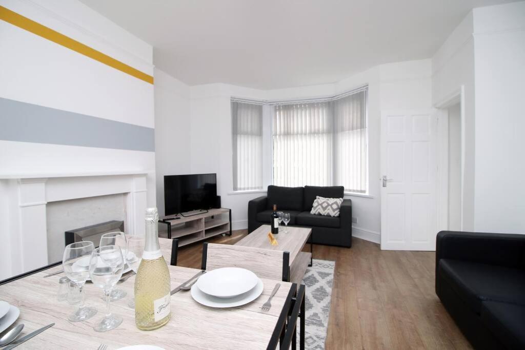 Holiday House For 7 Guests, Free Wi-Fi & Self Check-In Explore Newport Villa Exterior foto